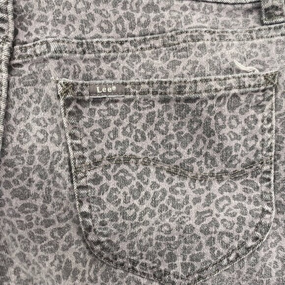 Lee Woman's Jeans Size 6 30x28 Gray Leopard Print Straight-Leg - Picture 13 of 16